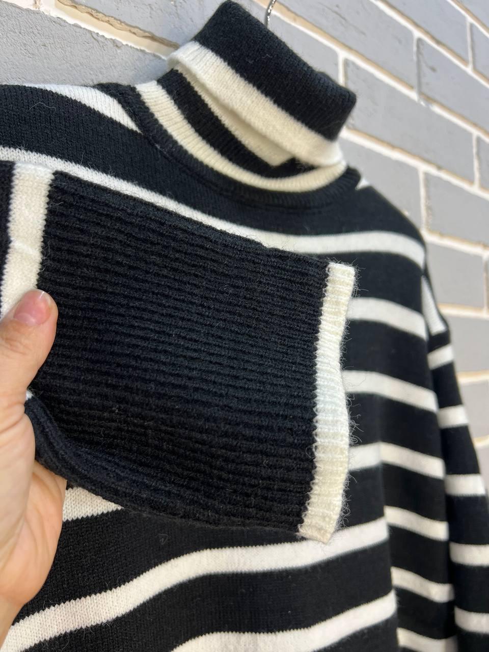 Светр жіночий A-N 263 високе горло смуга розрізи вільний OS Чорний (3147) - фото 2 Светр жіночий A-N 263 високе горло смуга розрізи вільний OS Чорний (3147) - фото 2