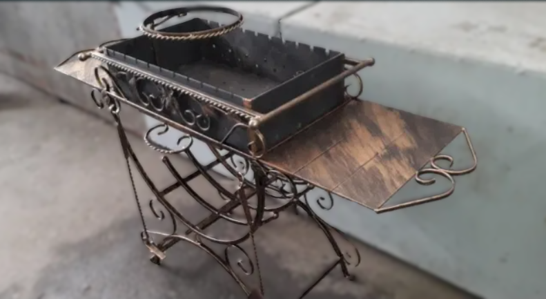 Мангал з дровницею на 10 шампурів із бічними столиками/підставкою для казана/совком/кочергою в комплекті (7080) - фото 5 Мангал з дровницею на 10 шампурів із бічними столиками/підставкою для казана/совком/кочергою в комплекті (7080) - фото 5