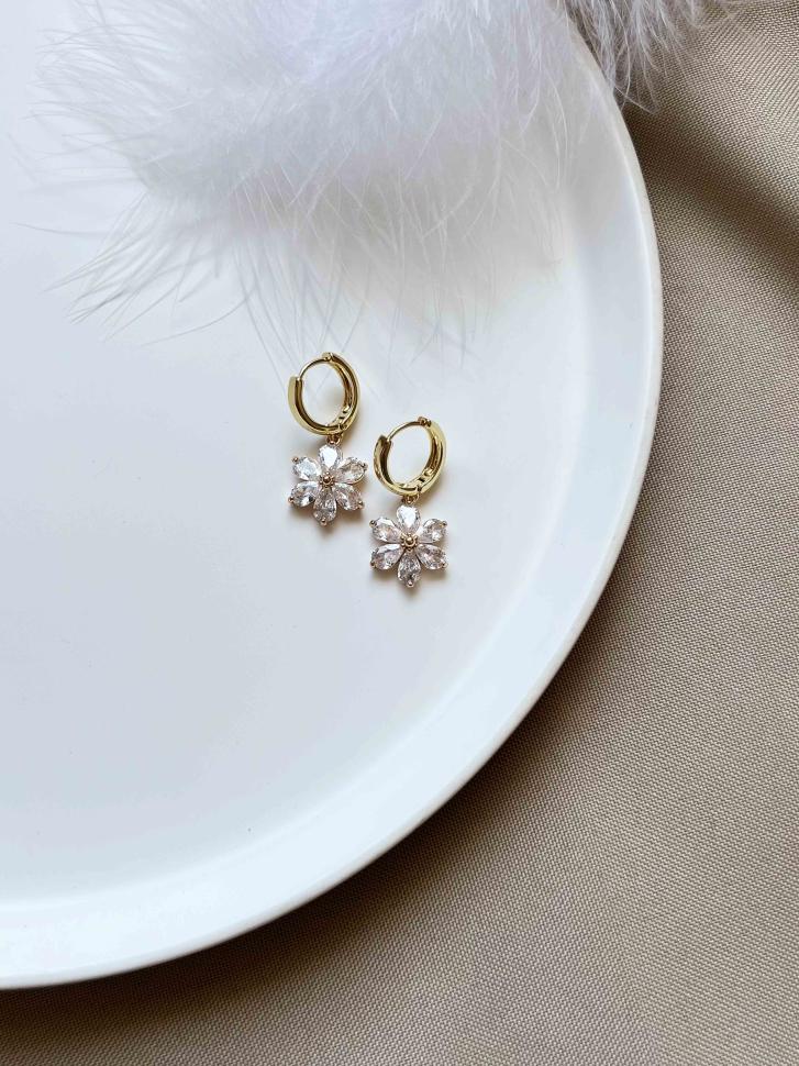 Серьги с белым цветком (5503) Серьги с белым цветком (5503)