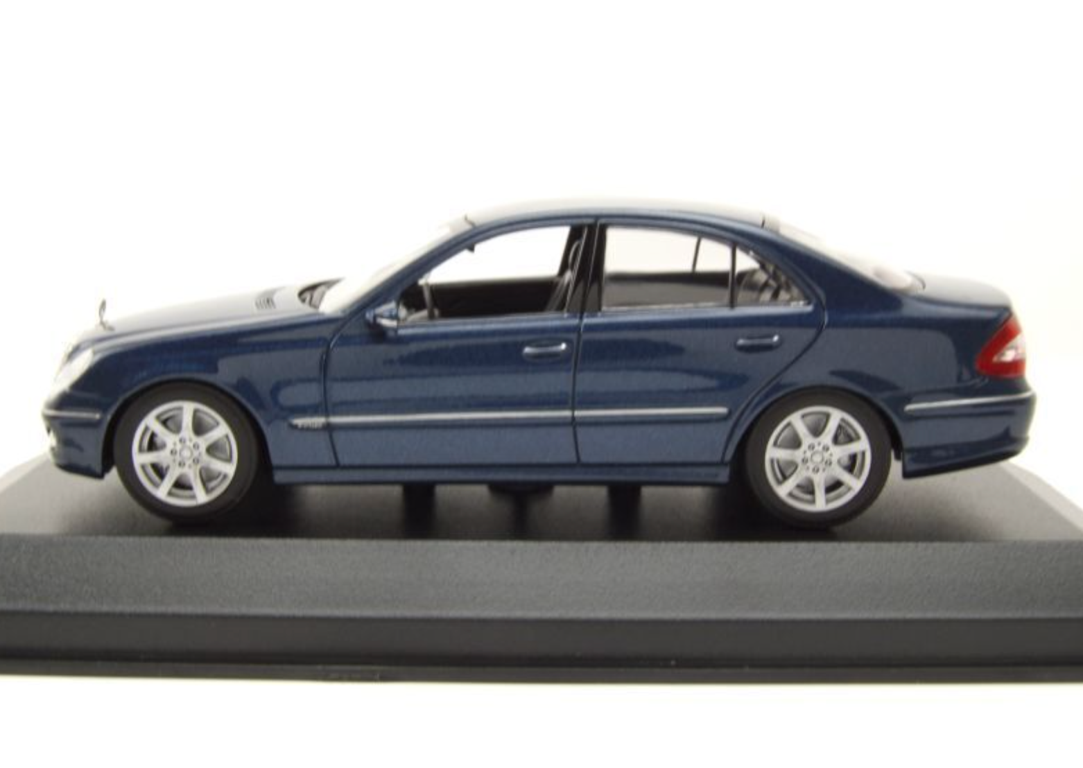 Модель автомобиля Maxichamps 1:43 Mercedes-Benz E-Class W211 Dark Blue (940036001) - фото 2