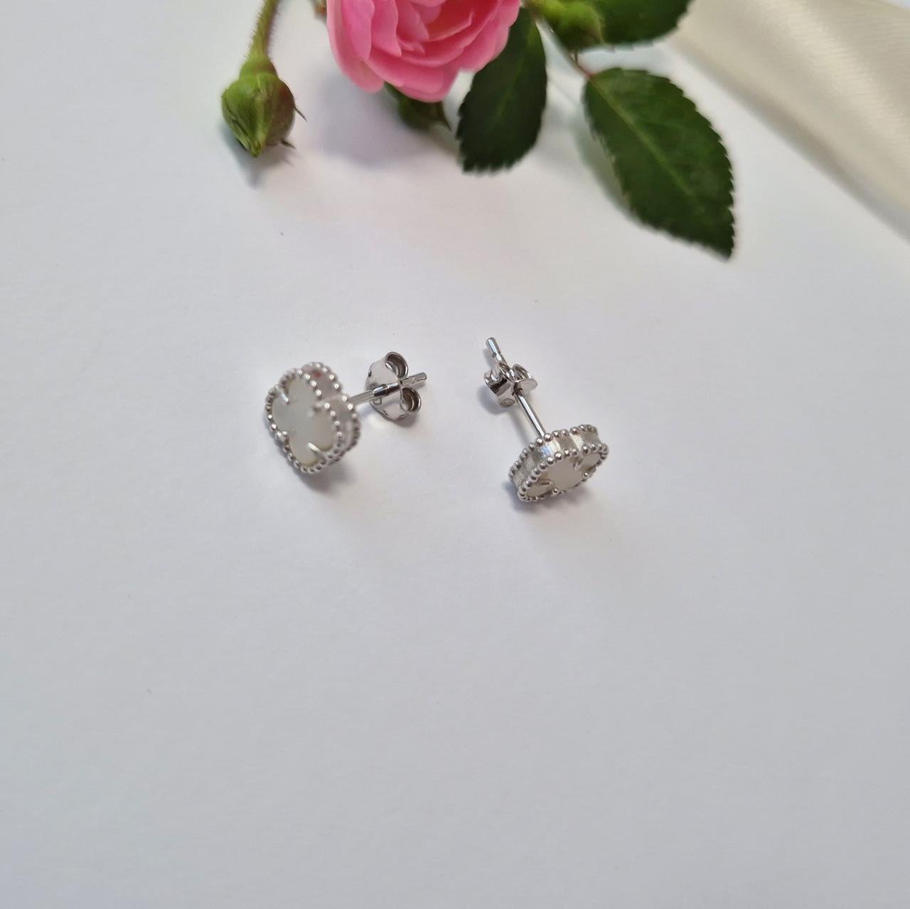 Гвоздики на фиксаторах клевер с перламутром серебро 925 пробы родированное 1,62 г (1664сгв)