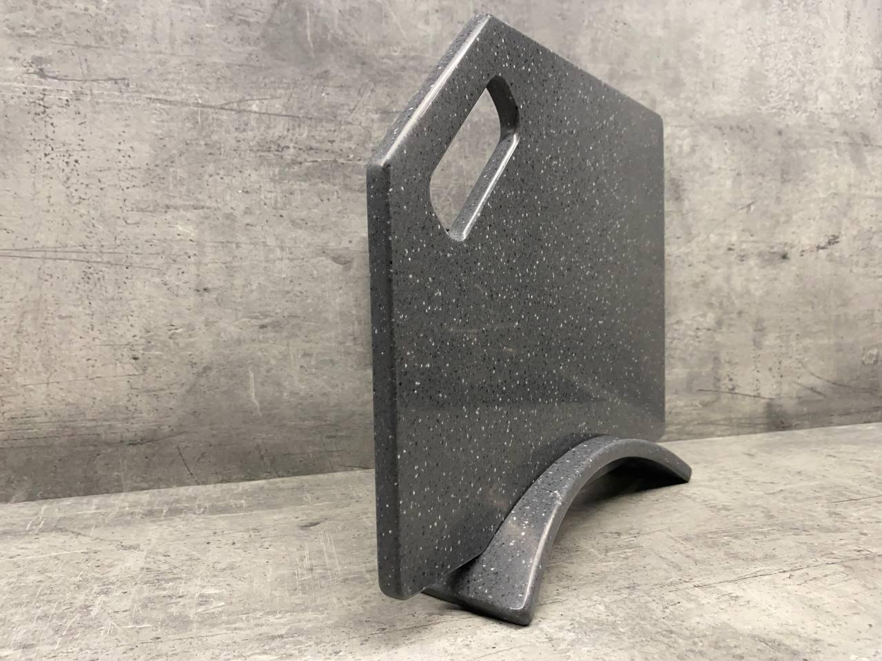 Доска кухонная Gravity на подставке из искусственного акрилового камня 350x250 мм (206) - фото 2 Доска кухонная Gravity на подставке из искусственного акрилового камня 350x250 мм (206) - фото 2