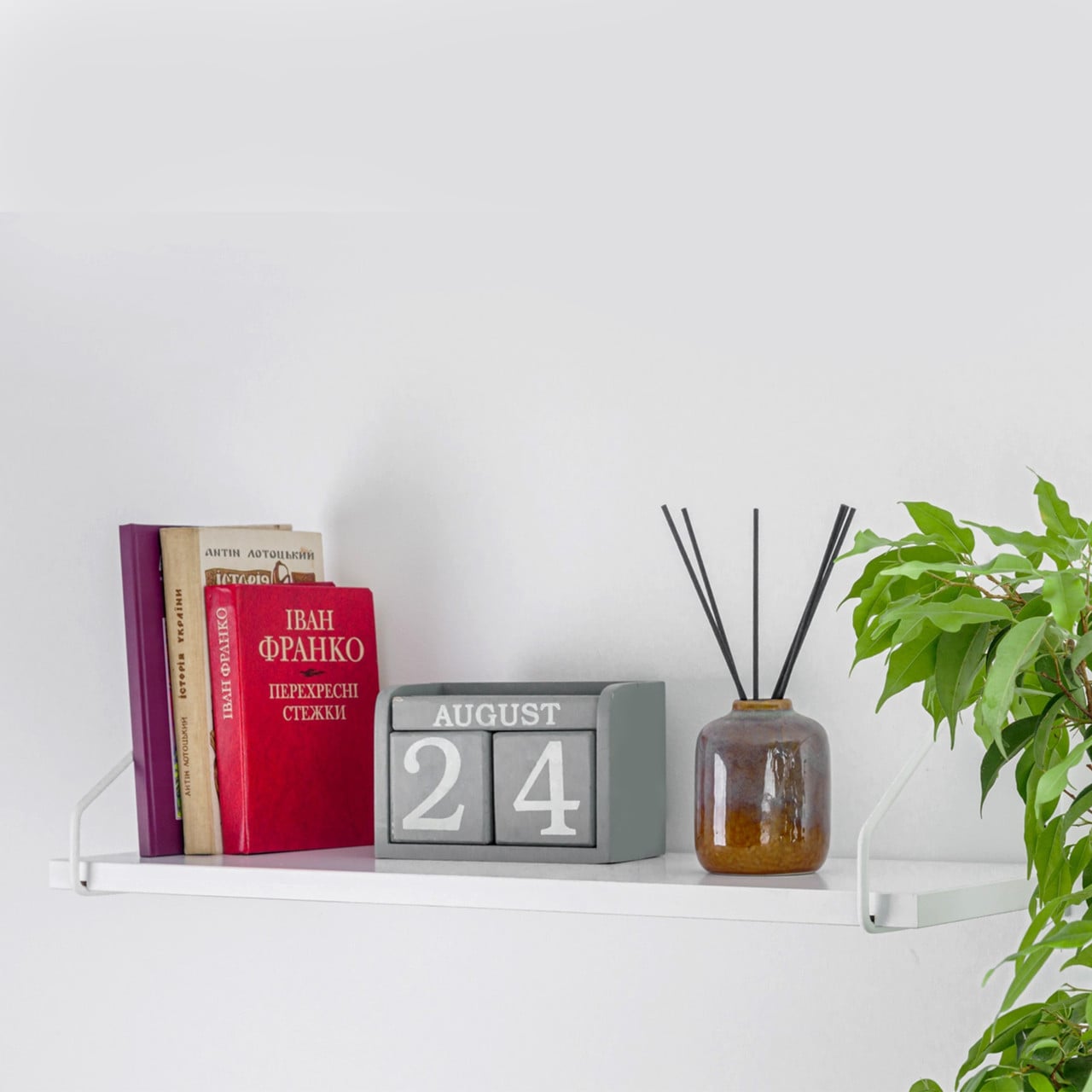 Настенная полка Adore Décor одинарная 22х60х18 см Белый (1742990741)