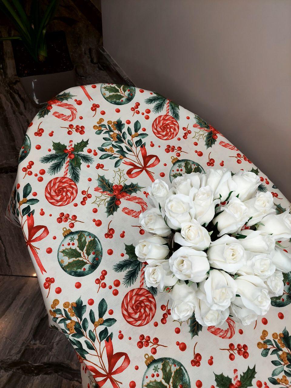 Скатерть круглая водоотталкивающая Le maison de Garny новогодние игрушки на белом 160 см