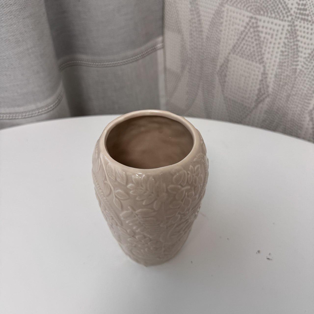 Ваза керамічна з витисненим орнаментом Бежевий (AWN-00464) - фото 3 Ваза керамічна з витисненим орнаментом Бежевий (AWN-00464) - фото 3