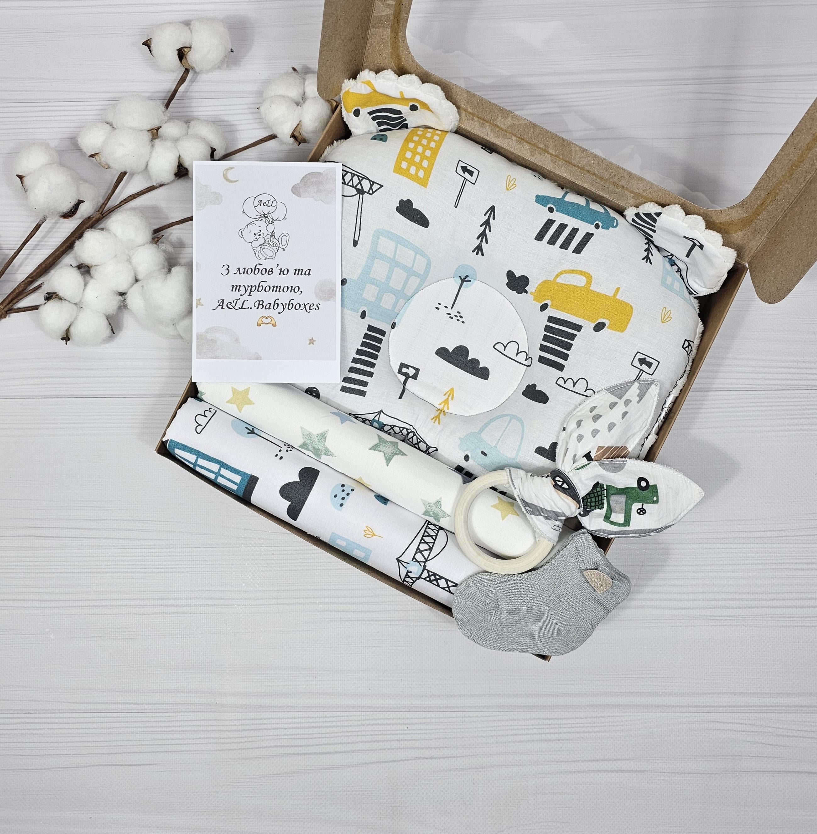 Подарунковий набір для немовлят a.l.babybox Машини в місті з пелюшками та подушкою Блакитний (30810045)