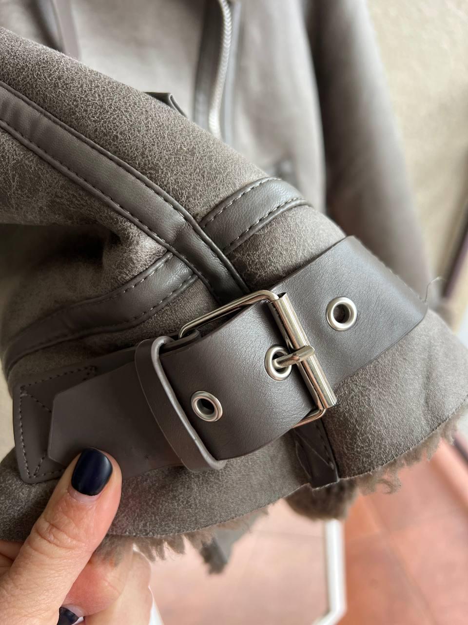 Дублянка жіноча Aftf Basic 243 середньої довжини з екозамші на блискавці з хутром L Капучино (3292) - фото 3 Дублянка жіноча Aftf Basic 243 середньої довжини з екозамші на блискавці з хутром L Капучино (3292) - фото 3