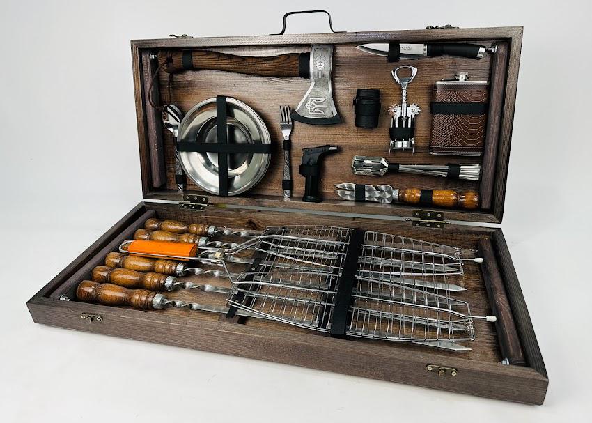 Набор шампуров с аксессуарами для пикника Титан в деревянном кейсе-трансформере ручной работы 37 предметов Коричневый (138-10-KS-7505) - фото 2 Набор шампуров с аксессуарами для пикника Титан в деревянном кейсе-трансформере ручной работы 37 предметов Коричневый (138-10-KS-7505) - фото 2