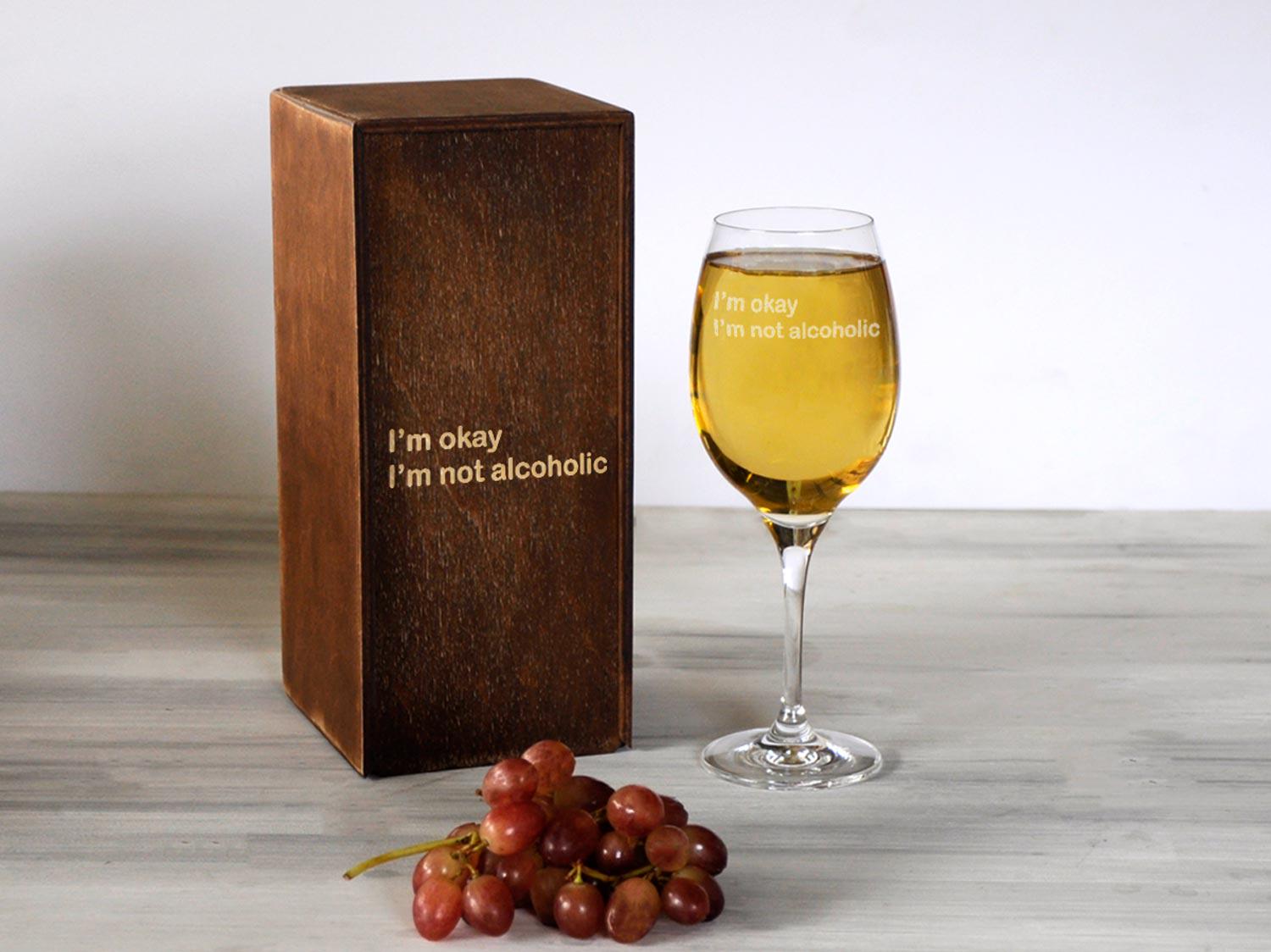 Винний келих Woodpresent I'm okay у дерев'яній коробці 360 мл
