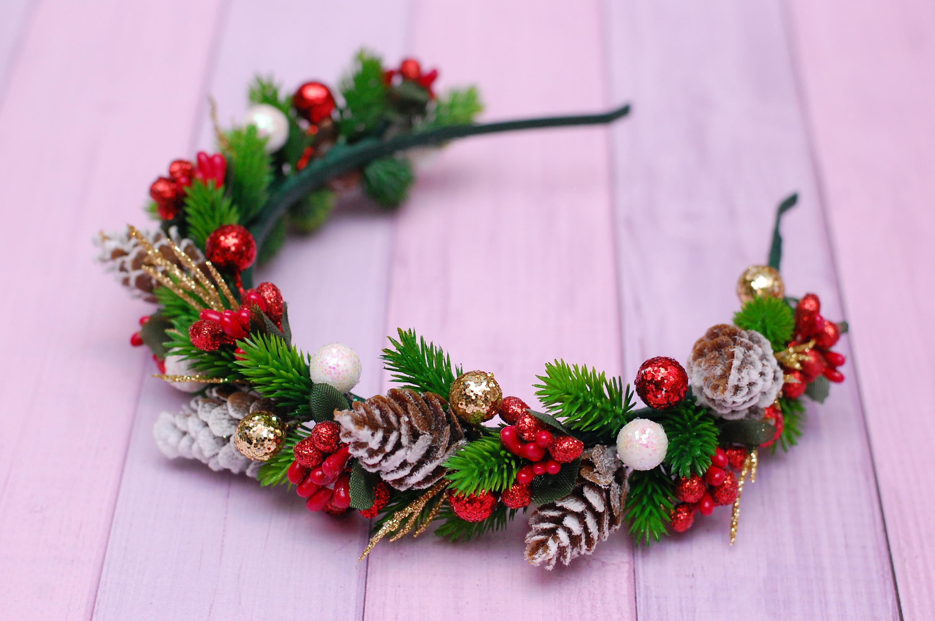 Обруч для волос с елкой и шишками (900 об)