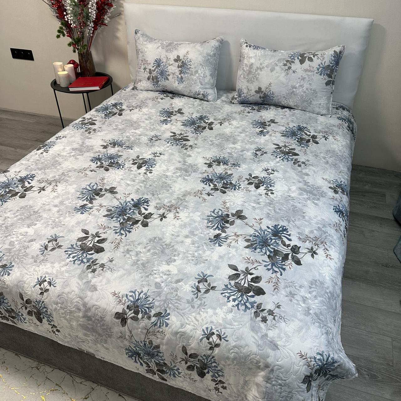 Набор покрывало стеганое с цветочным принтом 200x230 см/2 наволочки 50x70 см Серо-голубой (28740366)