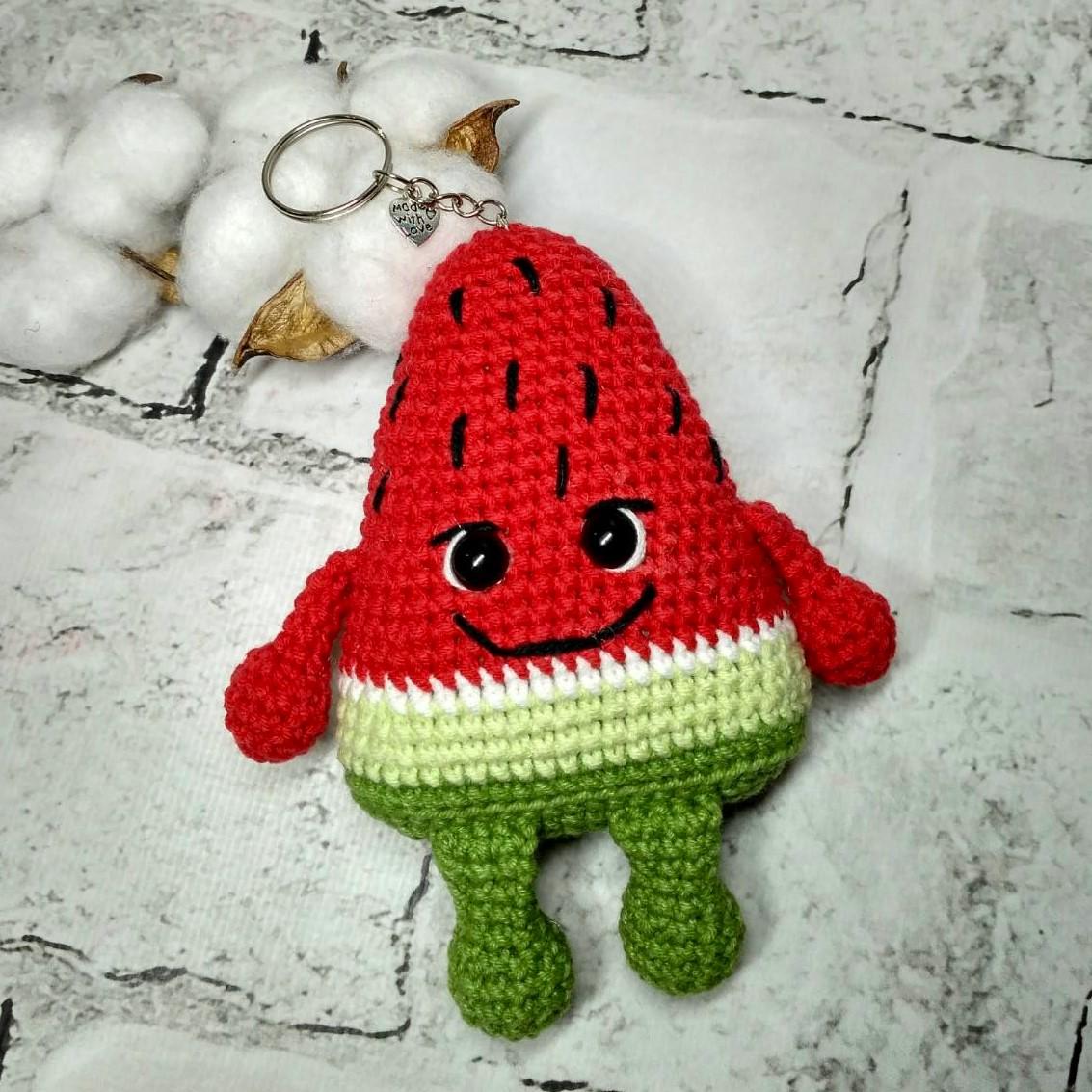Брелок Арбузик вязаный ручной работы амигуруми 14х7,5 см Красный (2021-3)