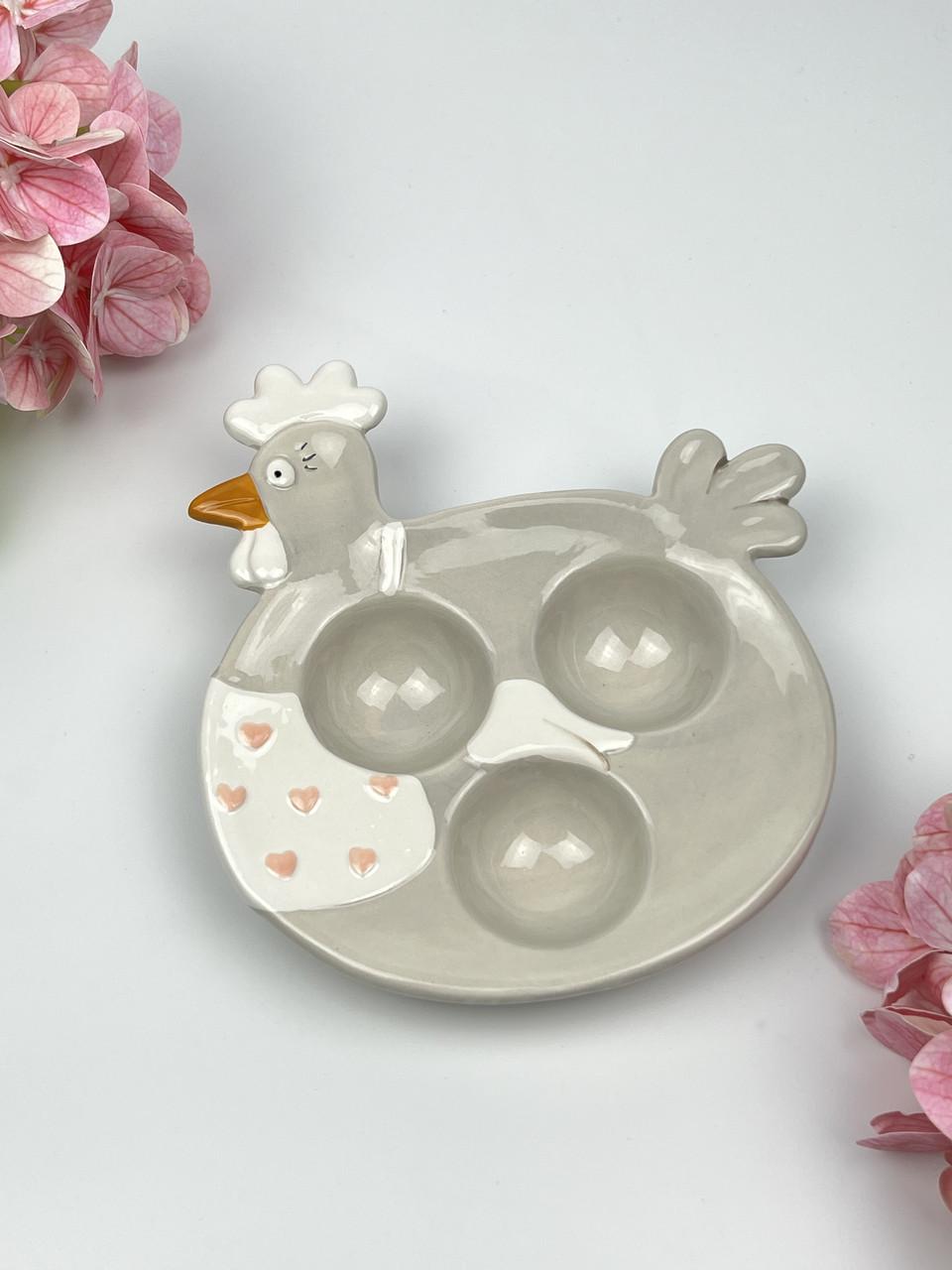 Подставка для яиц BonaDi керамическая Курочка на 3 яйца 16,5 см - фото 2 Подставка для яиц BonaDi керамическая Курочка на 3 яйца 16,5 см - фото 2