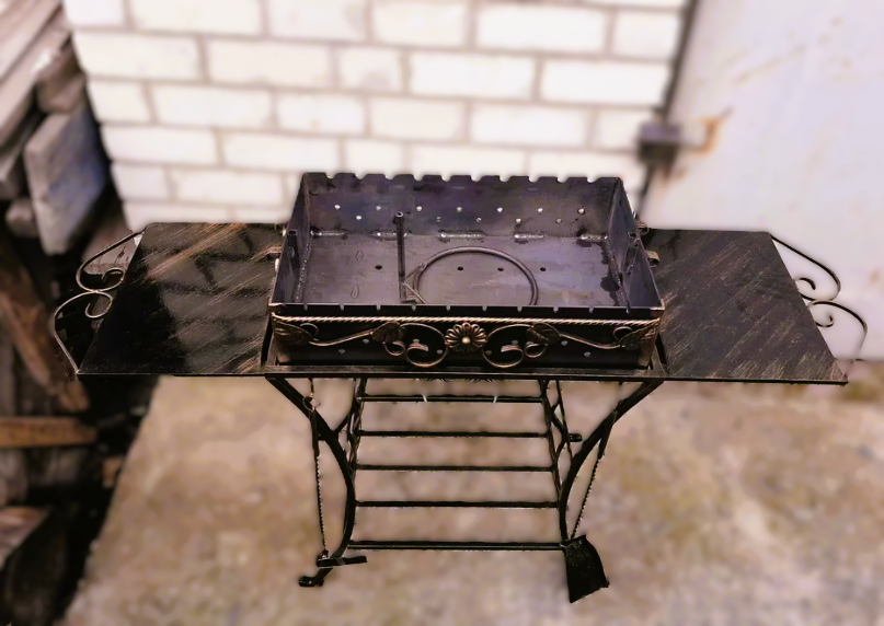 Мангал з бічними столиками/підставкою для казана з совком і кочергою на 10 шампурів (7068) - фото 3