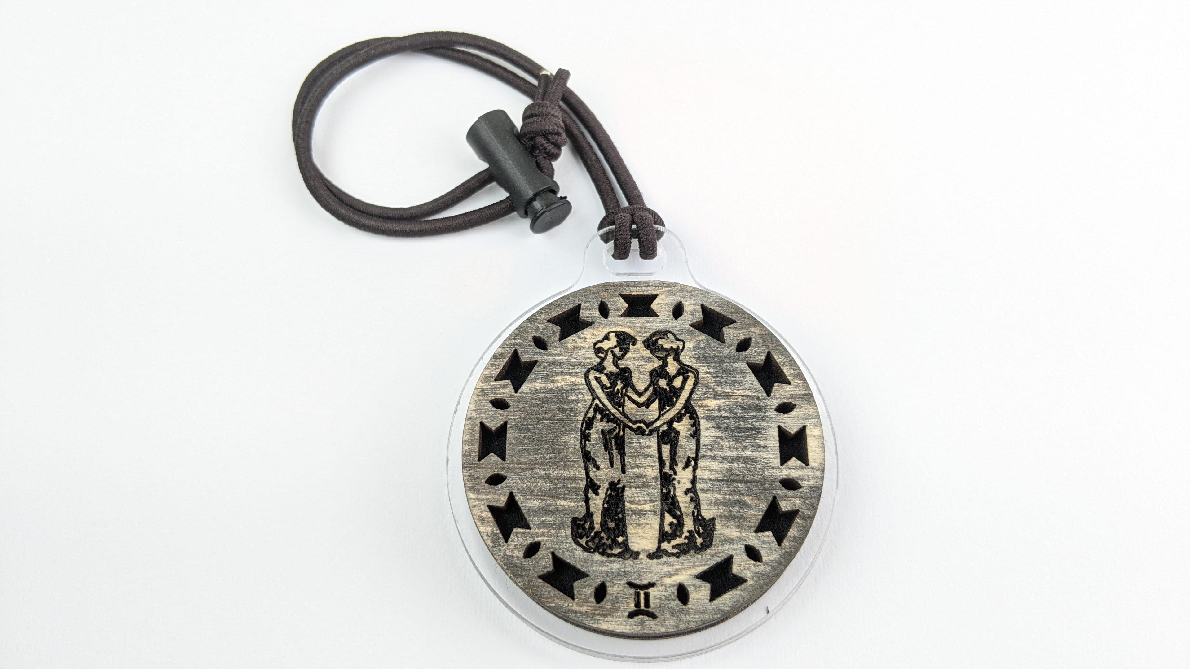 Ароматизатор в авто из натурального дерева Близнецы/Black Ice (7442747)