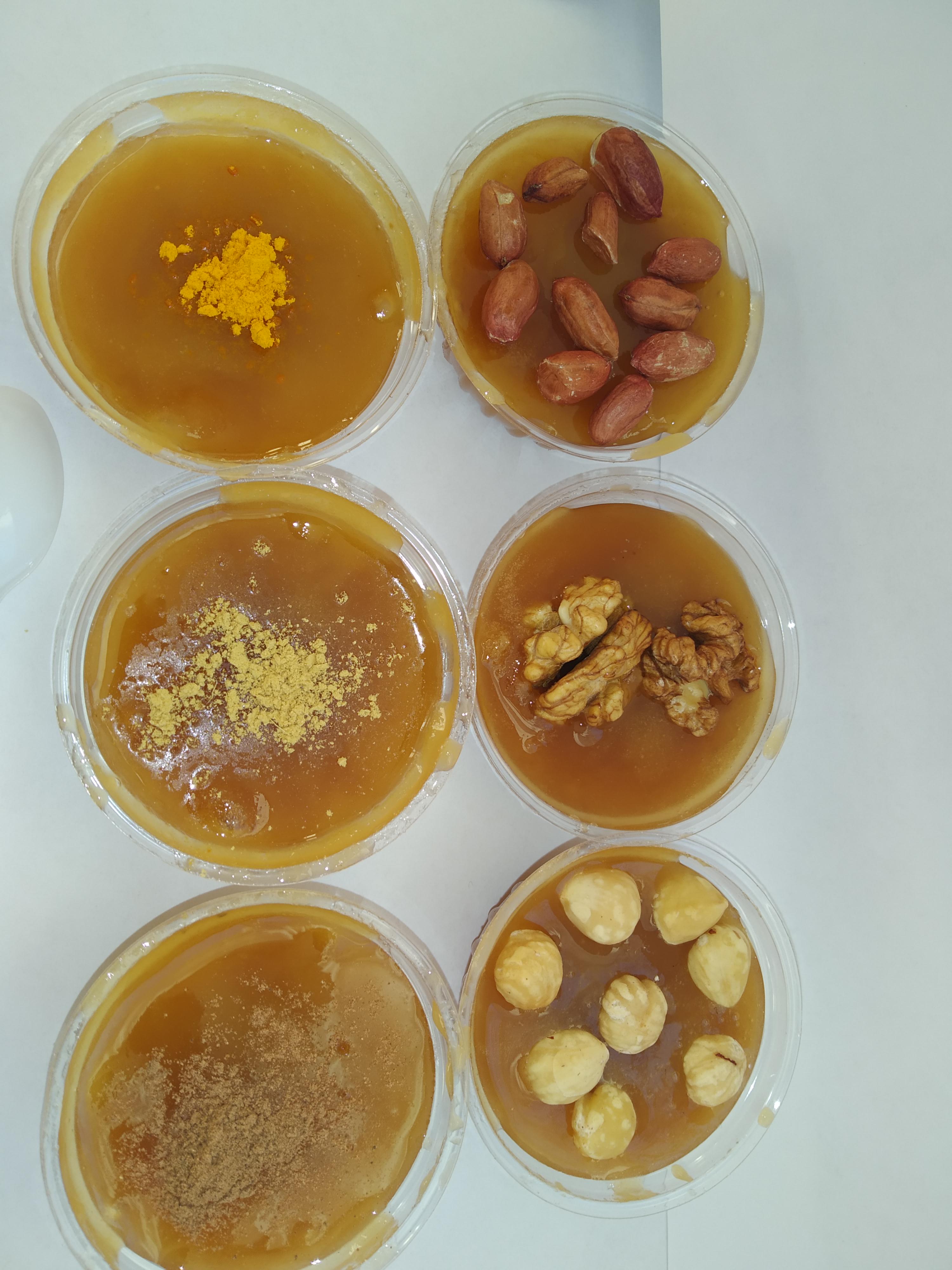 Набір горіхів та спецій з медом