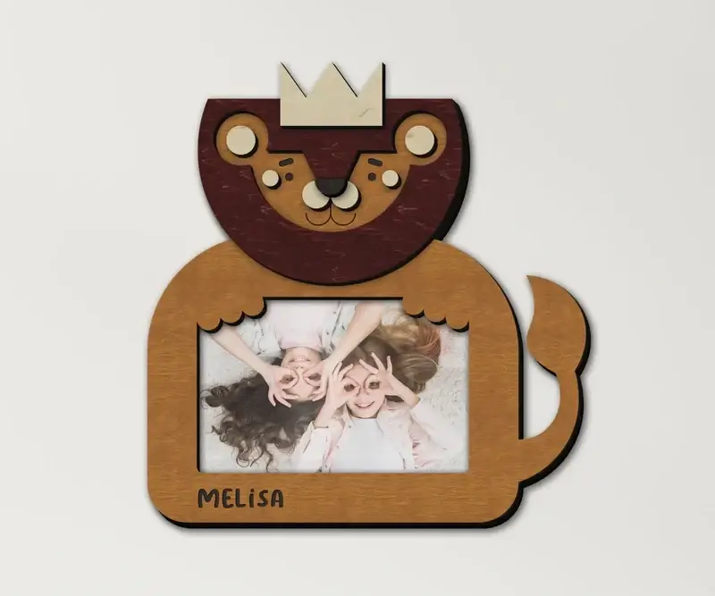 Фоторамка персоналізована з левом на 1 фото з гравіюванням імені дитини Світло-коричневий (lion_4x6-2) - фото 1 Фоторамка персоналізована з левом на 1 фото з гравіюванням імені дитини Світло-коричневий (lion_4x6-2) - фото 1