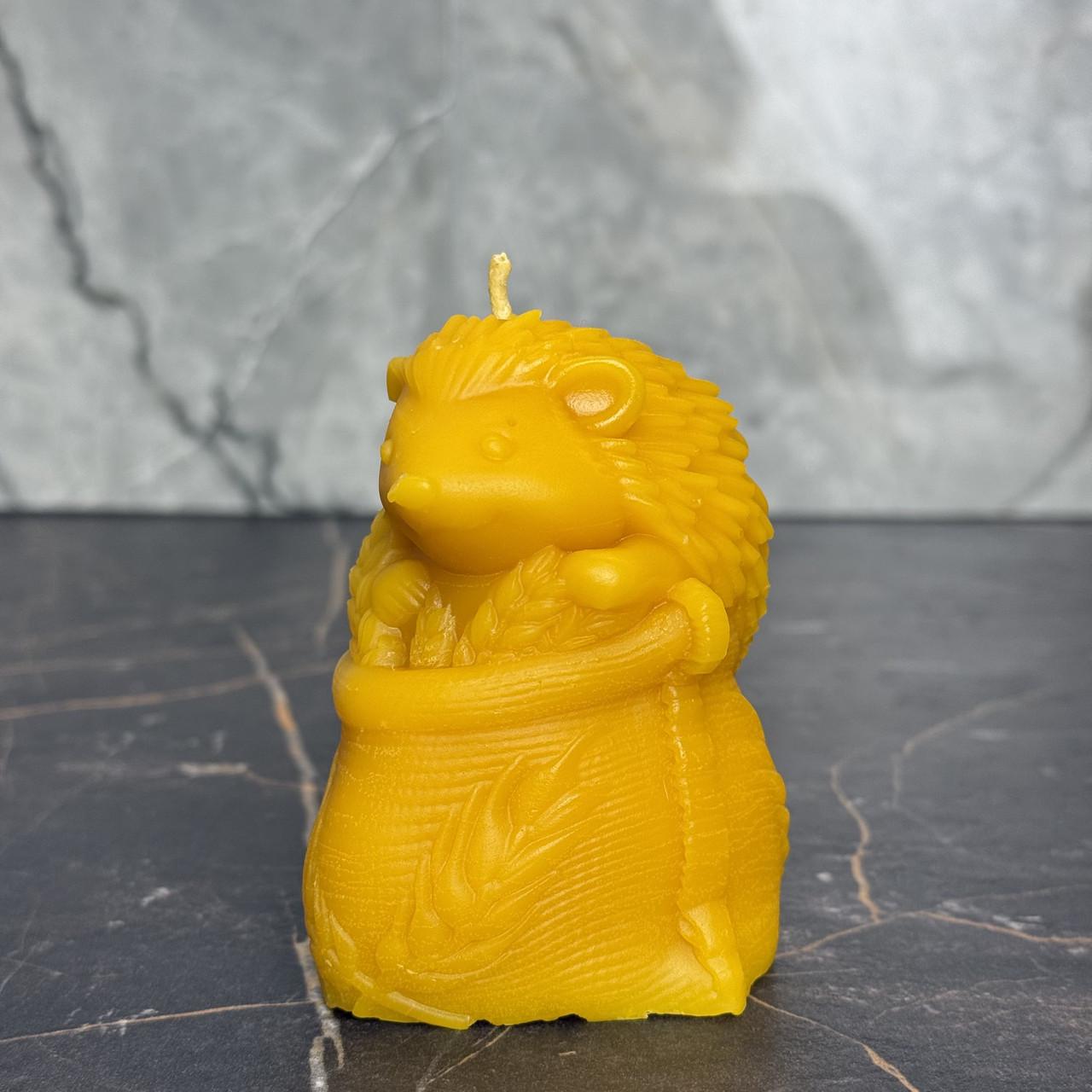 Свічка декоративна воскова Їжачок в мішечку з натурального бджолиного воску на подарунок 100х65 мм