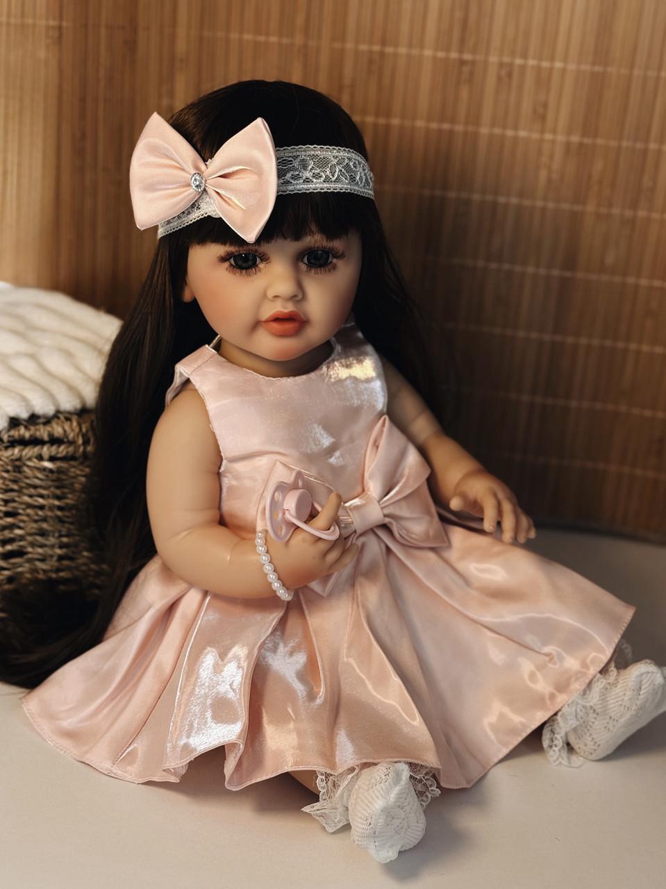 Кукла кукла реалистичная KEIUMI винил-силиконовая в платье с повязкой и аксессуары 55 см Бежевый - фото 2 Кукла кукла реалистичная KEIUMI винил-силиконовая в платье с повязкой и аксессуары 55 см Бежевый - фото 2