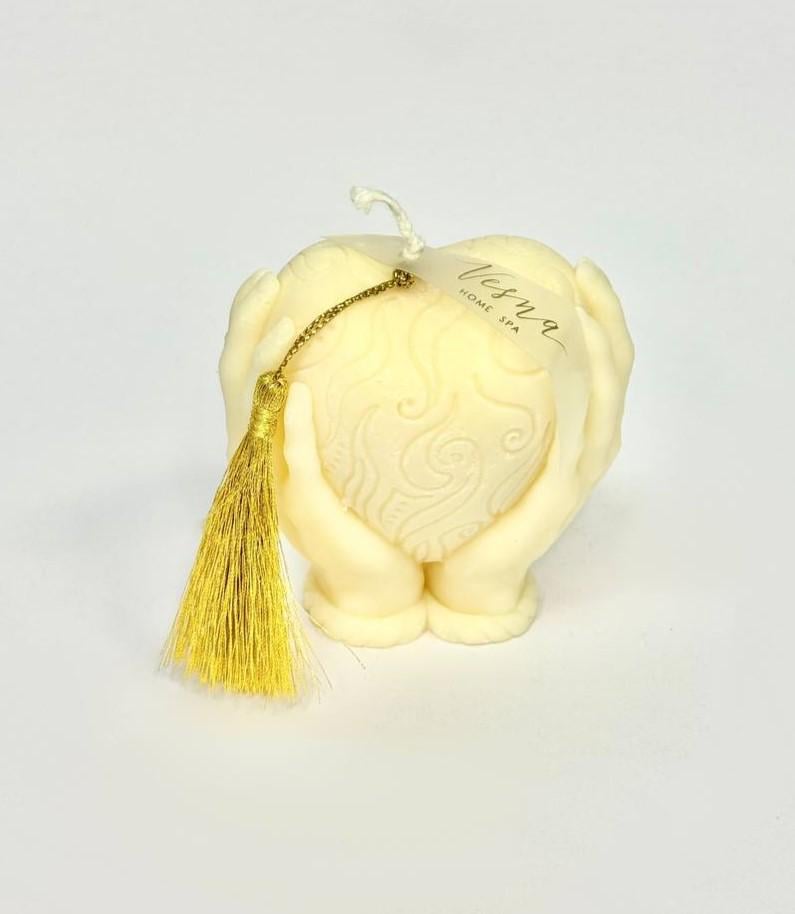 Свічка Vesna Home SPA Серце в долонях 150 г (22601821)