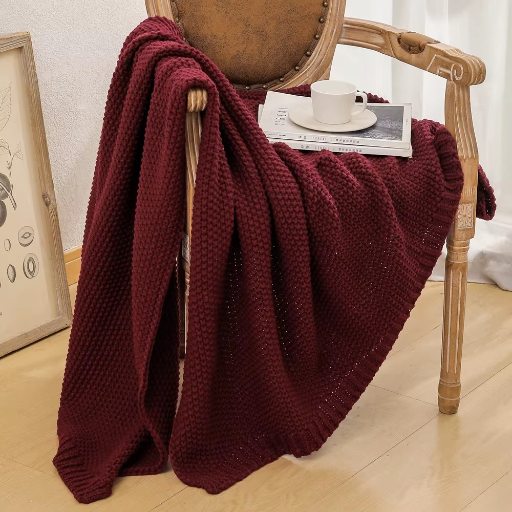 Винный акриловый плед плотной вязки.