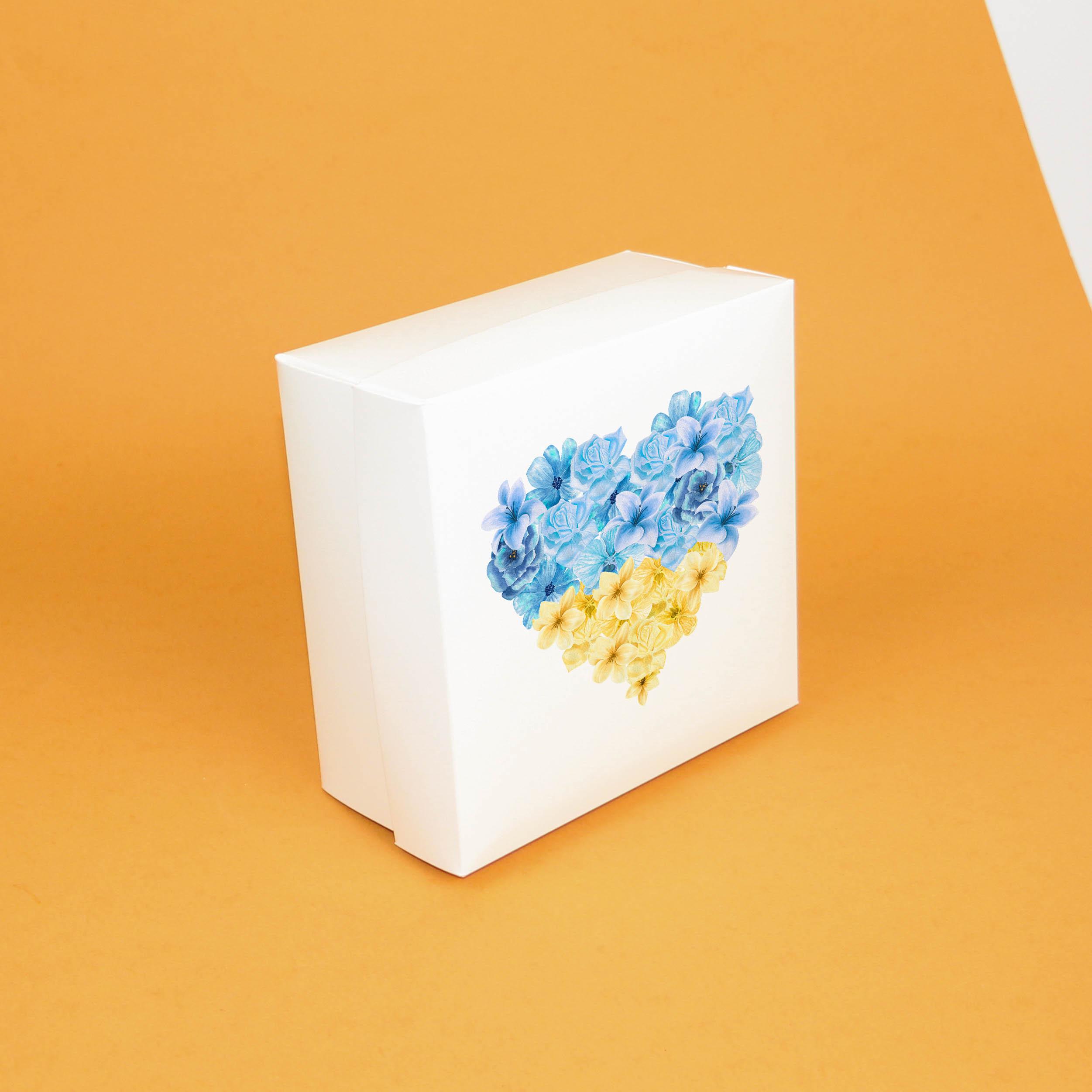 Коробка подарочная с Украиной в Сердце 195х195х97 мм 5 шт.