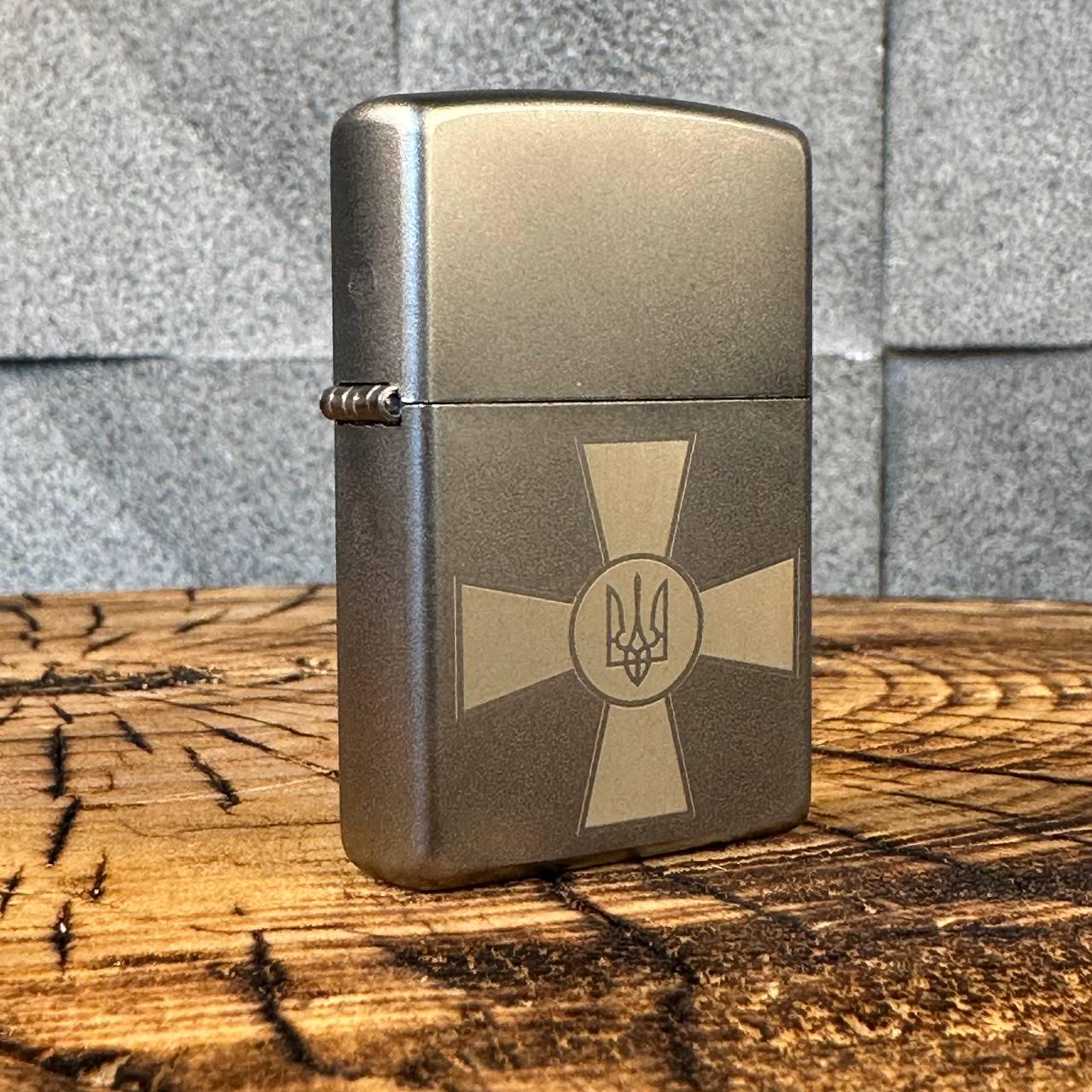 Зажигалка бензиновая ZIPPO 200 REG BRUSH FIN CHROME с гравировкой крест ВСУ Зажигалка бензиновая ZIPPO 200 REG BRUSH FIN CHROME с гравировкой крест ВСУ