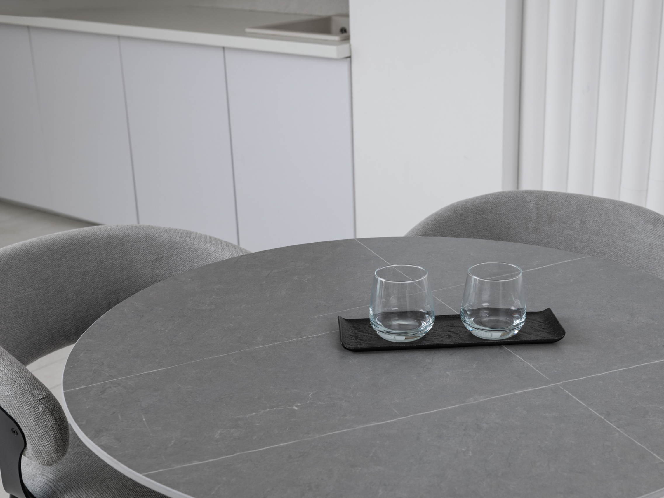 Обеденный стол круглый Vetro Mebel T-325 900/760 мм Айс грей/Черный (28830738) - фото 5 Обеденный стол круглый Vetro Mebel T-325 900/760 мм Айс грей/Черный (28830738) - фото 5