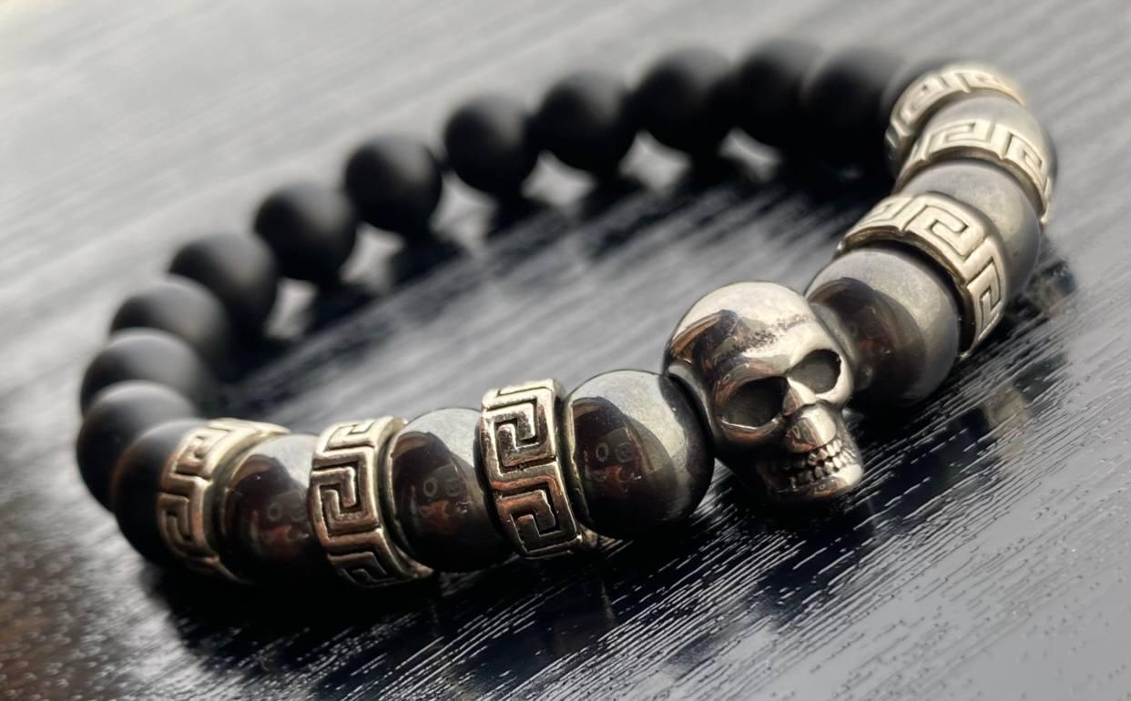 Браслет LITAURS из натурального камня черный оникс гематит d 10 мм с черепом и металлическими вставками М 15-17 см (24111)