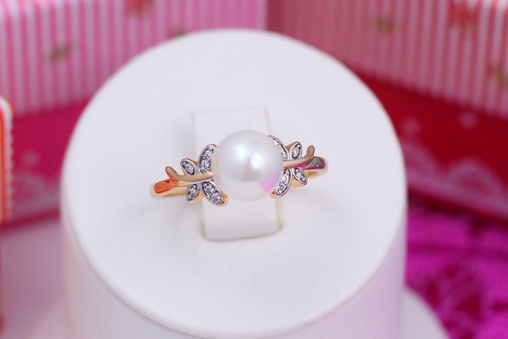 Кольцо Xuping Jewelry Жемчуг с бабочками по бокам с родием 8 мм р. 17 Золотистый