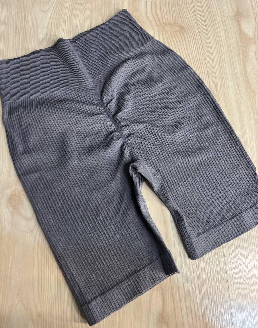 Шорти жіночі Kenalin 0412 велосипедки лосини в рубчик пуш-ап широкий пояс середня довжина OS Сірий (3937) - фото 5 Шорти жіночі Kenalin 0412 велосипедки лосини в рубчик пуш-ап широкий пояс середня довжина OS Сірий (3937) - фото 5