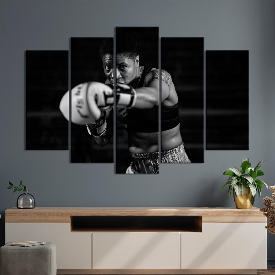 Картина спорт Девушка-боец в чёрно-белом цвете 112x68 см (A1269-5)