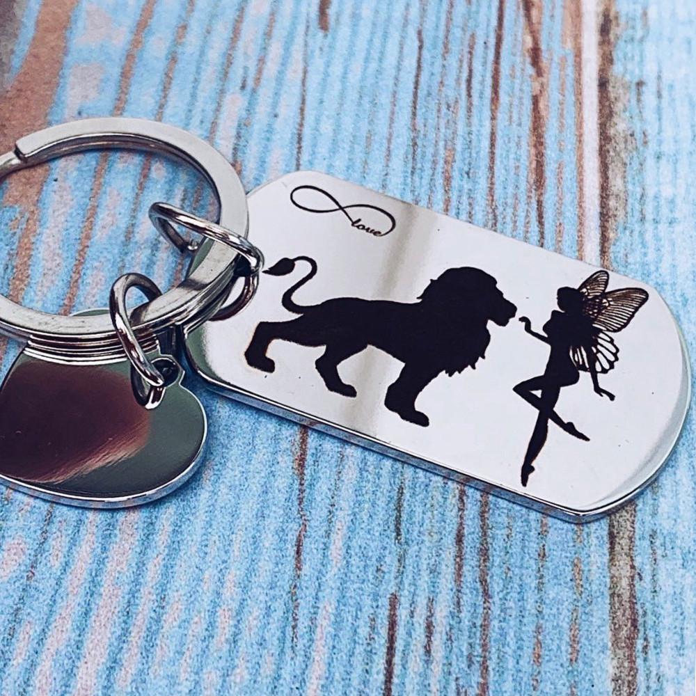 Брелок жетон с гравировкой Фея и лев без подвески (БГЖ002)