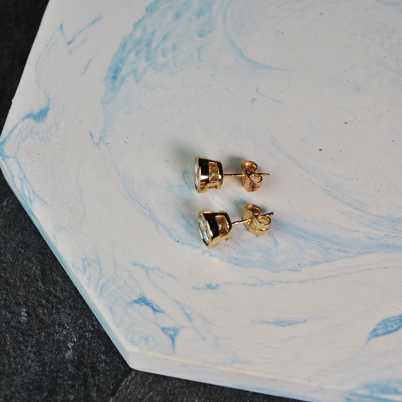 Сережки цвяшки фіаніт в оправі медична сталь позолота 8 мм (x004-2) - фото 3 Сережки цвяшки фіаніт в оправі медична сталь позолота 8 мм (x004-2) - фото 3