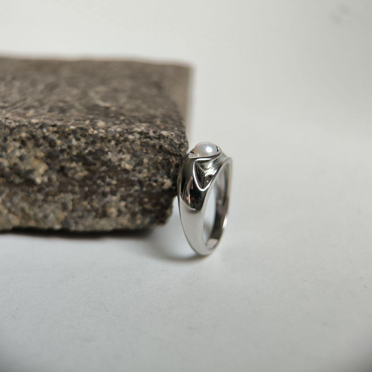 Кольцо серебряное с жемчужиной в современном минималистичном дизайне р. 18