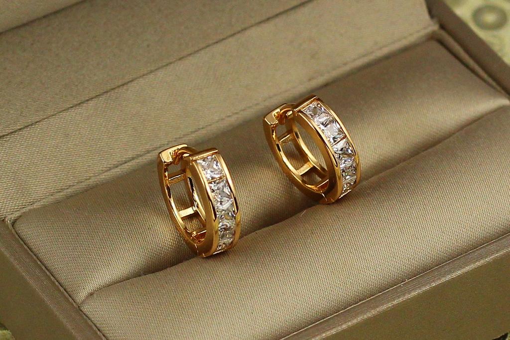 Серьги кольца Хuping Jewelry с дорожкой из квадратных камней 1,4 см Золотистый (29657559)