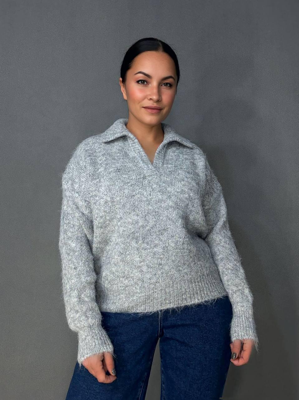 Светр жіночий A-N 19-1 з коміром поло теплий вільний OS Сірий (5770) - фото 5 Светр жіночий A-N 19-1 з коміром поло теплий вільний OS Сірий (5770) - фото 5