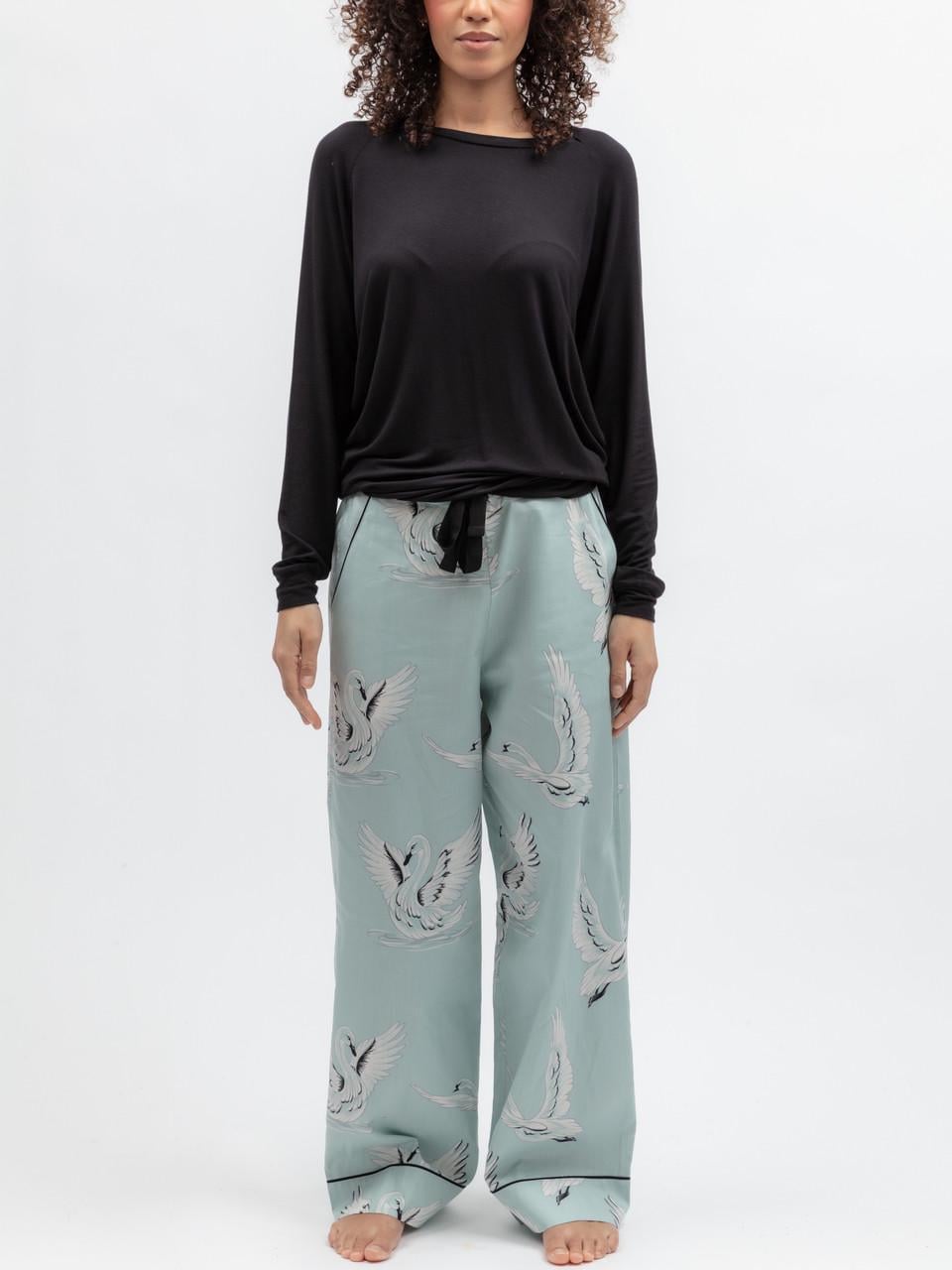 Пижама женская CYBERJAMMIES Grace 5580-5567 с трикотажным топом и широкими брюками 24/5XL Черный с принтом лебедей (5051877679191)