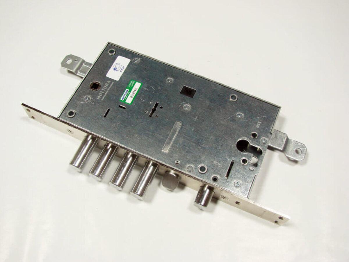 Замок Mottura 54797TSMSR54CR 4 ригельний із засувкою і додатковим замком під євроциліндр