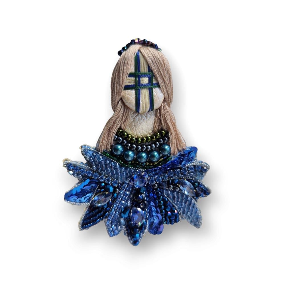 Брошь мотанка ручной работы Берегиня с цветком василька (BR-15)