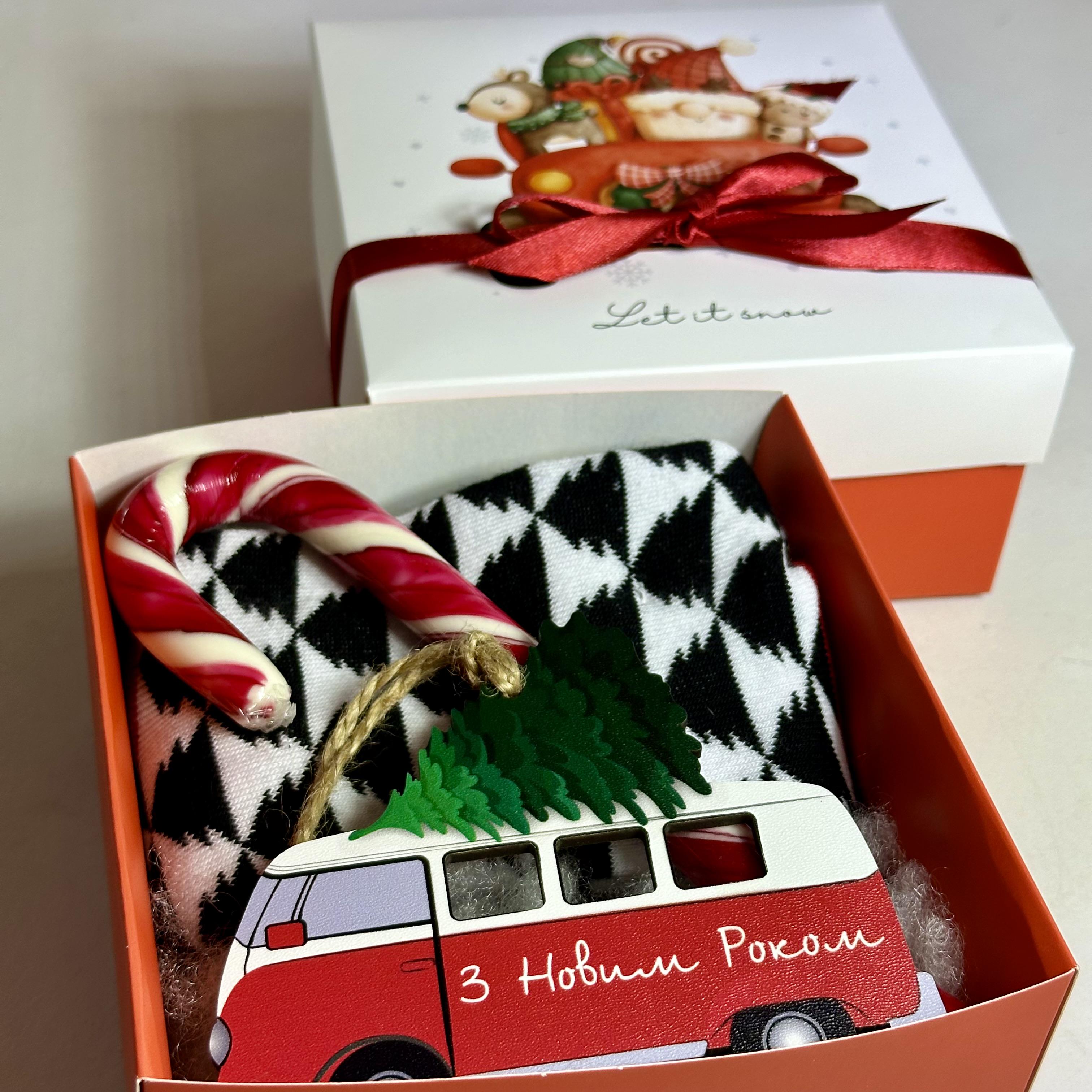 Набір подарунковий з новорічними шкарпетками та іграшкою - фото 3 Набір подарунковий з новорічними шкарпетками та іграшкою - фото 3