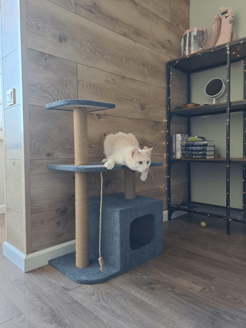 Когтеточка с домиком и лежанкой для кота 88 см Серый - фото 2