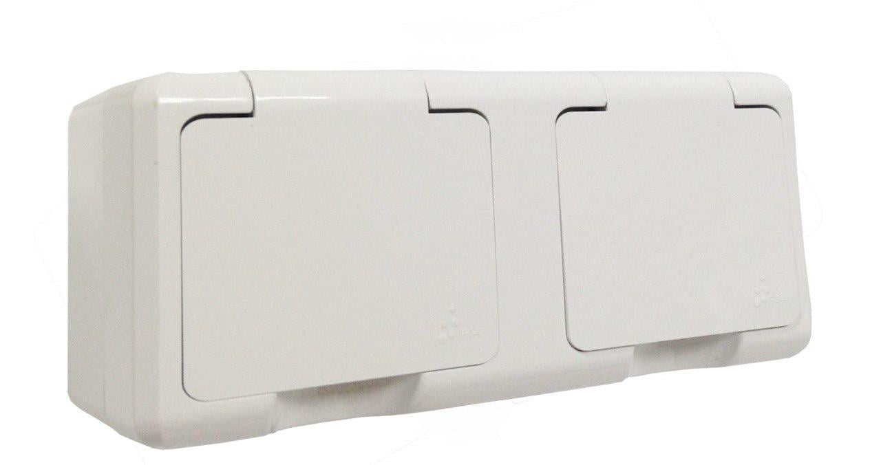 Розетка с заземлением AQUA со шторками Белый