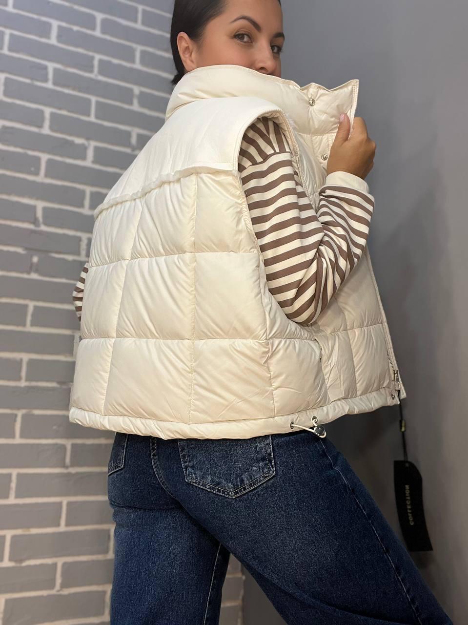 Жилетка жіноча Lady Yep 9039 стьобана коротка вставка з екошкіри на спині р. 46 Молочний (2645) - фото 2 Жилетка жіноча Lady Yep 9039 стьобана коротка вставка з екошкіри на спині р. 46 Молочний (2645) - фото 2