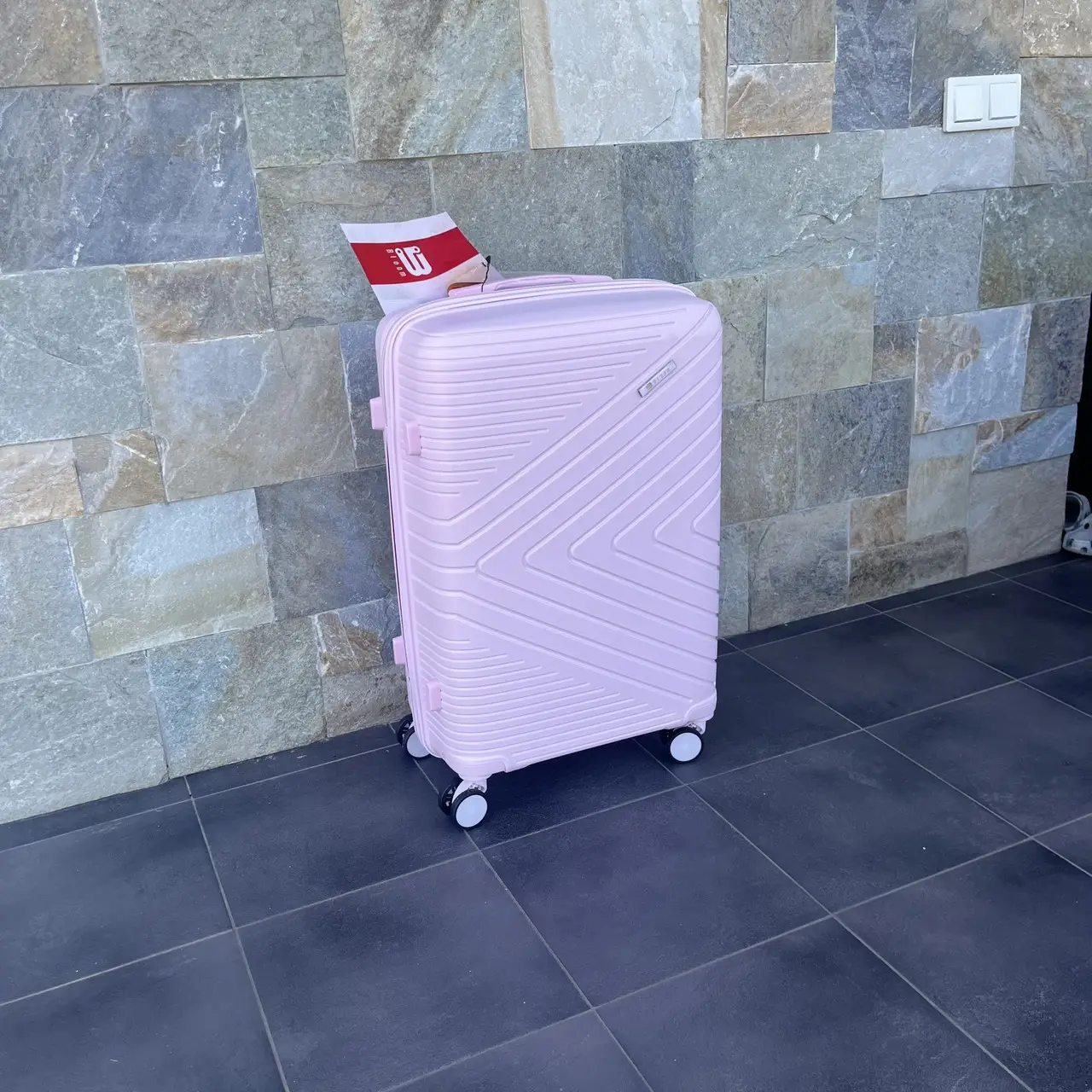 Валіза дорожня з поліпропілену Bloom 1706 середній М 63 л Рожевий - фото 2 Валіза дорожня з поліпропілену Bloom 1706 середній М 63 л Рожевий - фото 2