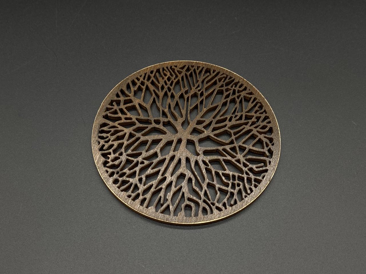 Подставка под горячее тонированная круглая деревянная с декоративной резьбой 10 см Темное дерево (Х-148)