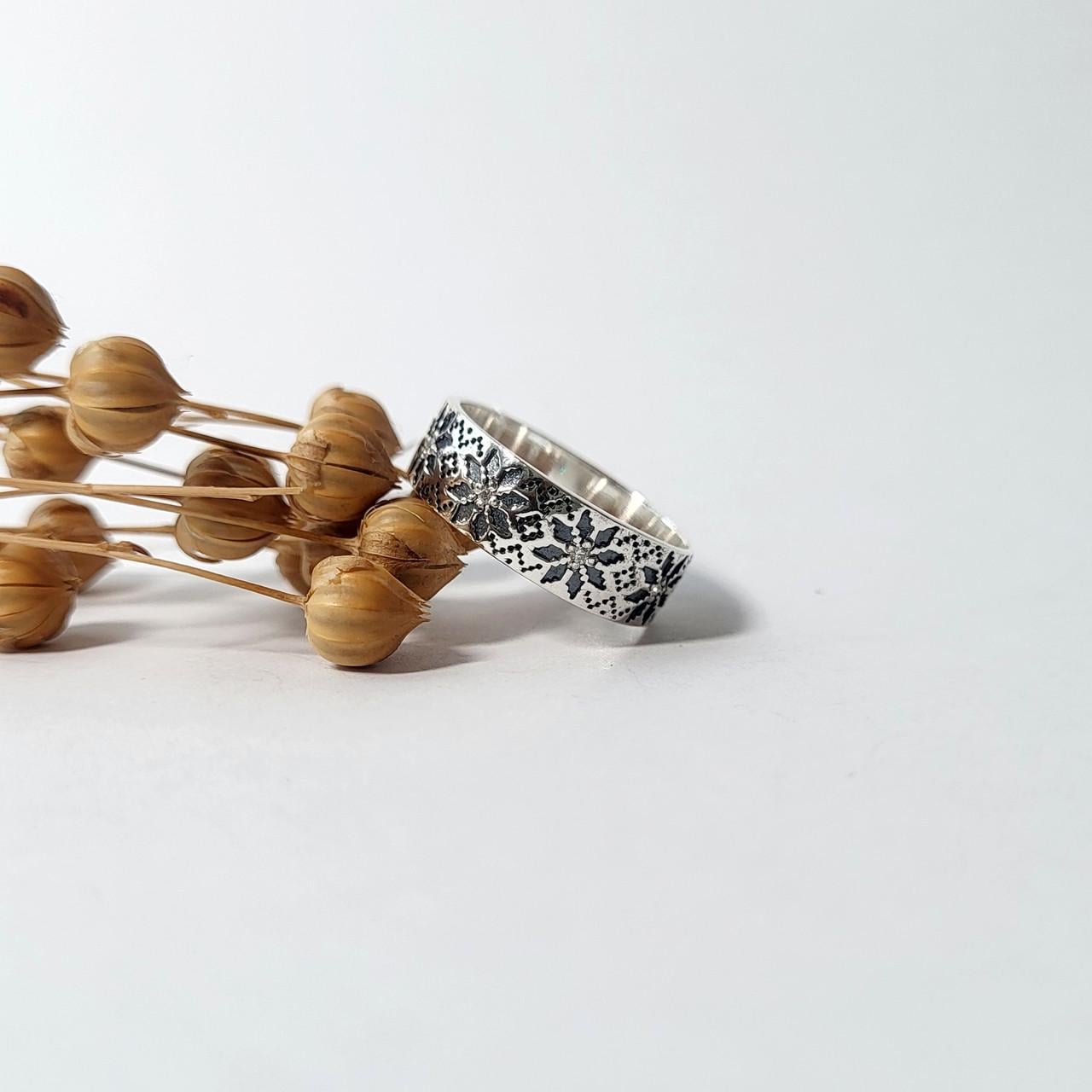 Колечко серебряное вышиванка с белыми камнями серебро 925 пробы черненное р. 17,0 (4670ч)