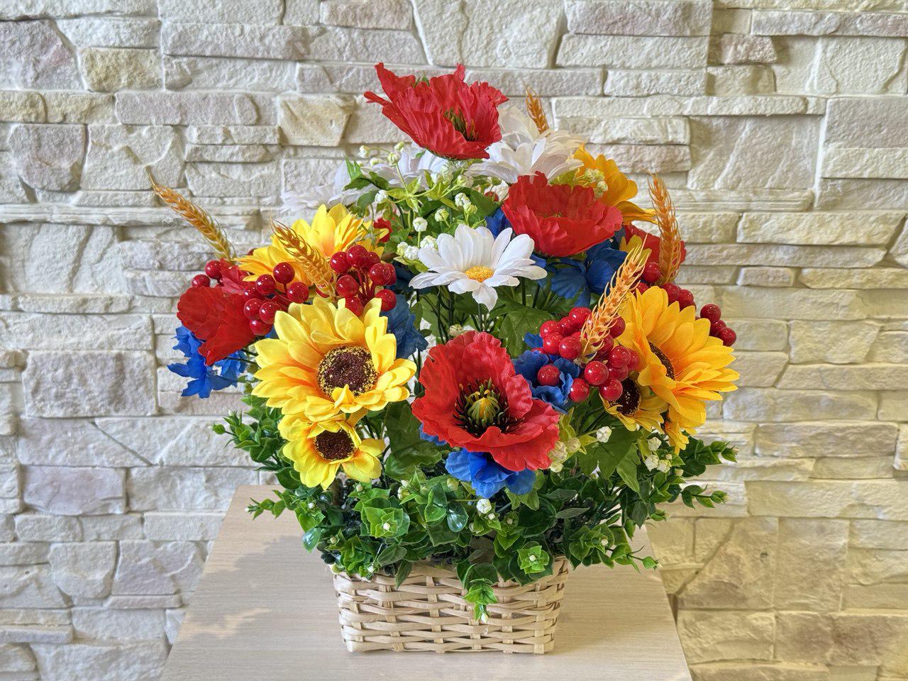 Корзина из лозы с букетом ПЛАСТМАКС в украинском стиле (L034)