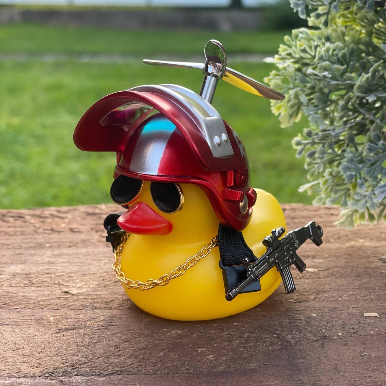 Утка резиновая на торпеду автомобиля с шлемом/очками (DC001)