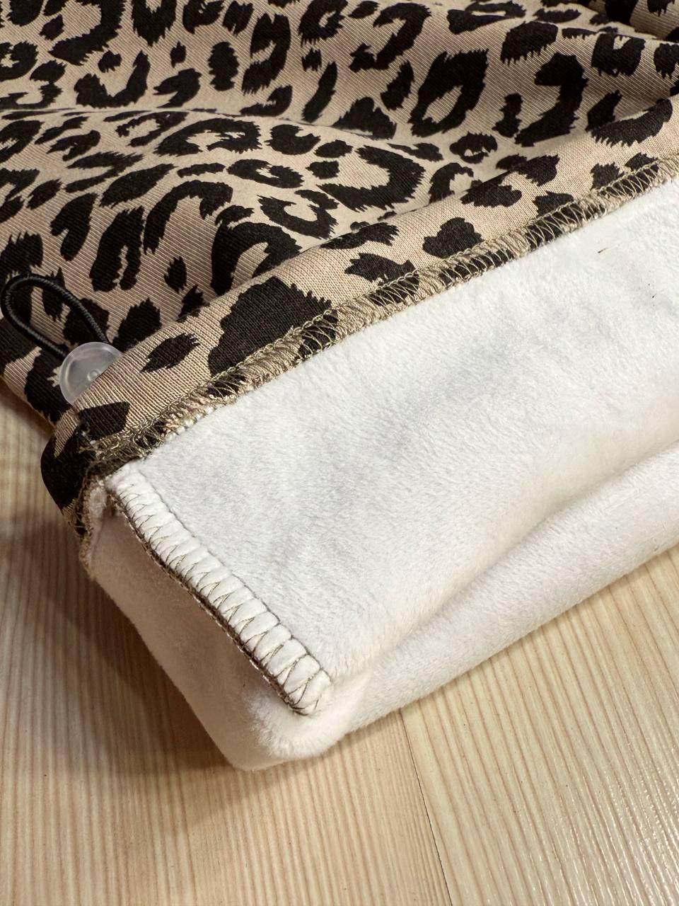 Костюм женский W 9231 худи с брюками палаццо леопардовый принт флис S Коричневый (2808) - фото 3 Костюм женский W 9231 худи с брюками палаццо леопардовый принт флис S Коричневый (2808) - фото 3